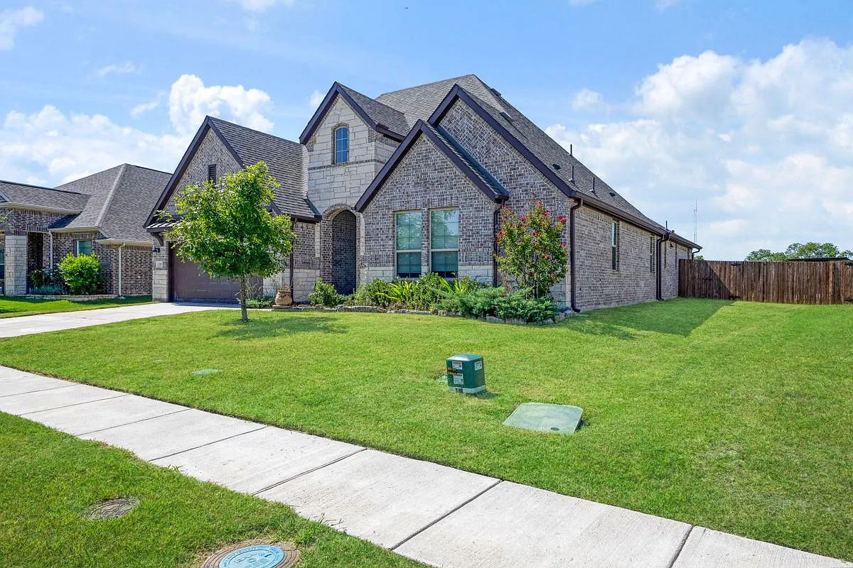 4 bed, 3.0 bath, 2950 sqft, $3,300 — Photo 2