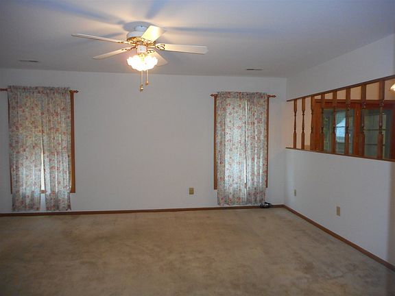 5th image of 704 Arcadia Ct
