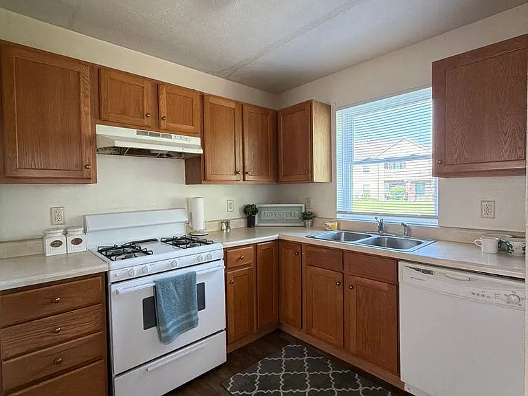 275 Woodridge Ct — Photo 25