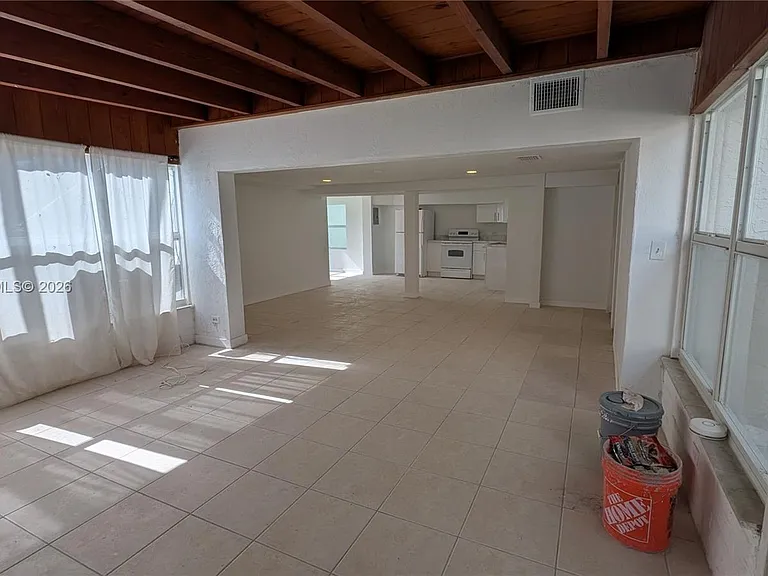 708 NE 4th St #1 — Photo 2