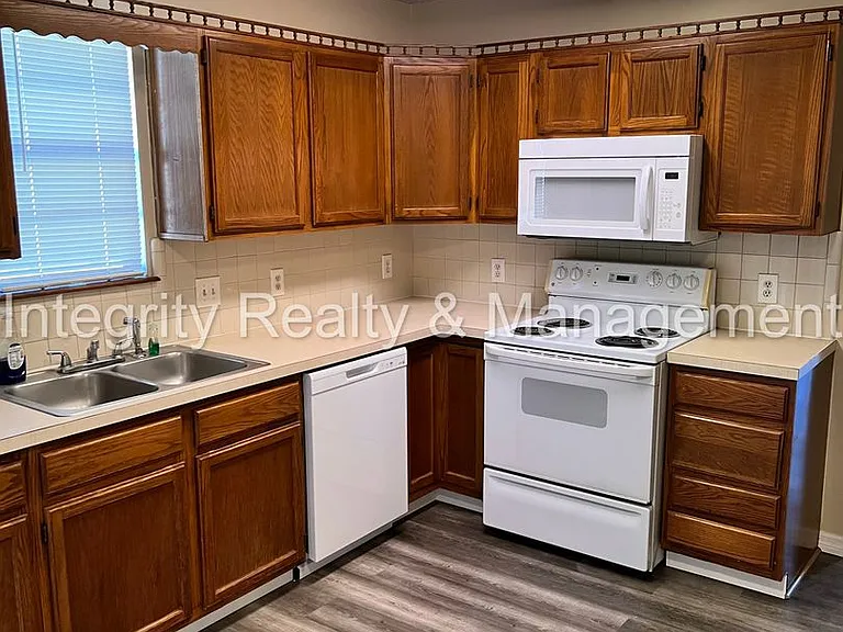 1862 Mackenzie Ct N — Photo 22