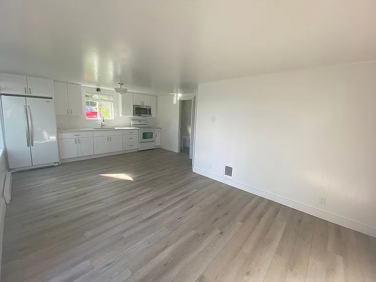669 W Marine Dr, Astoria, OR 97103 — Photo 2