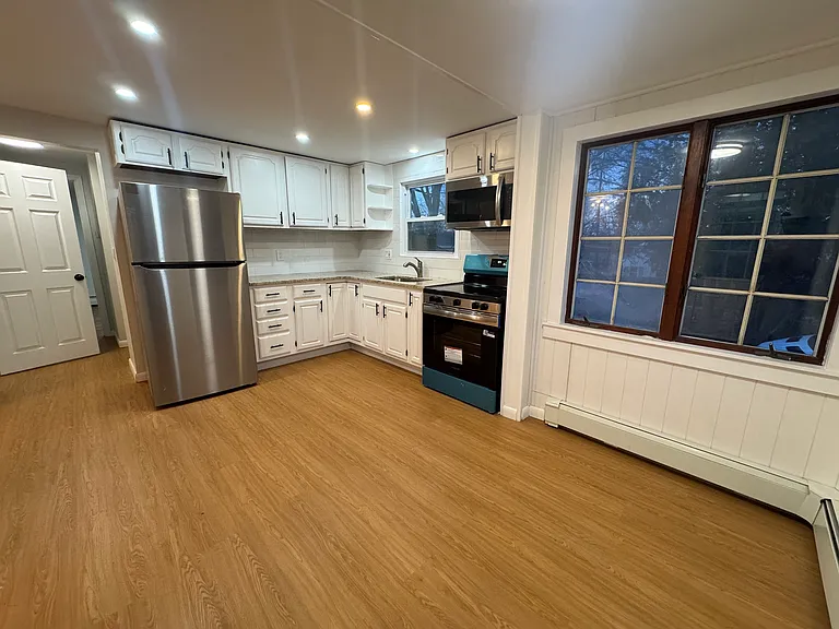 16 Elaine Dr — Photo 5