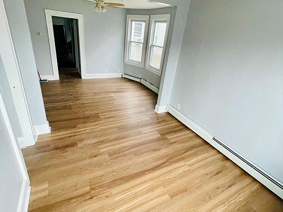 3rd image of 207 John St