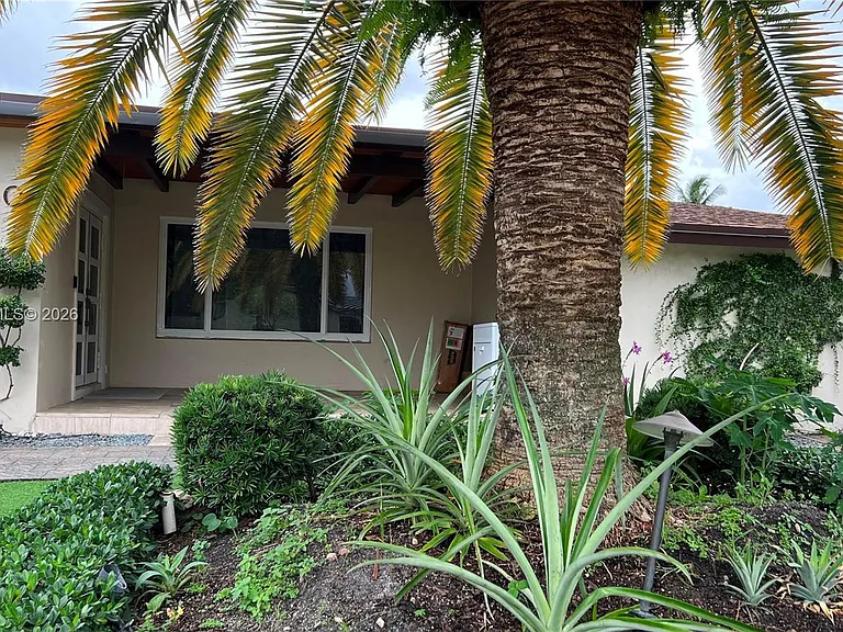 6550 SW 8th St — Photo 3
