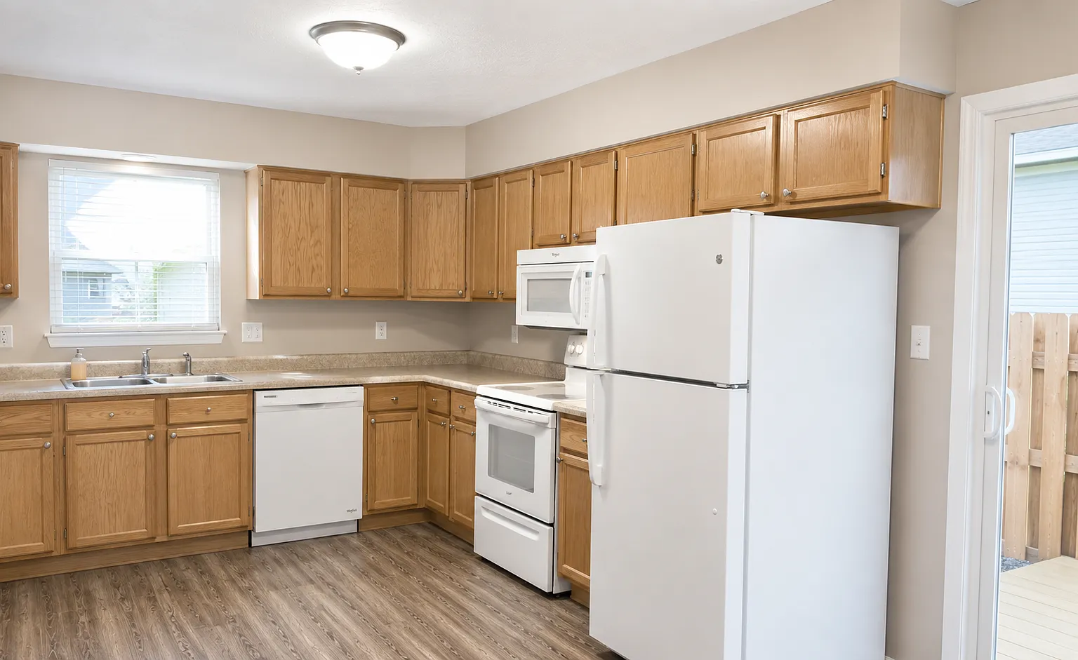 3 bed, 2.5 bath, 1120 sqft, $1,375 — Photo 3