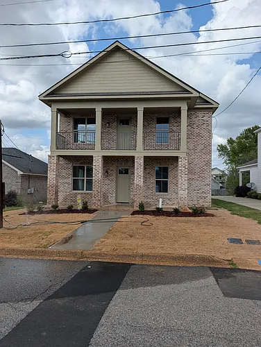 320 18th St E Photo 1