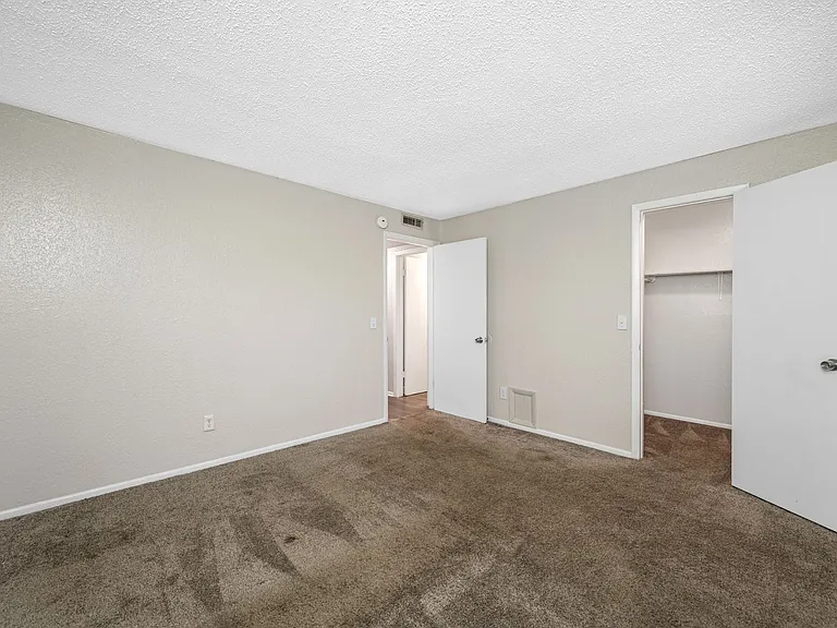 KC Flats Apartments — Photo 27