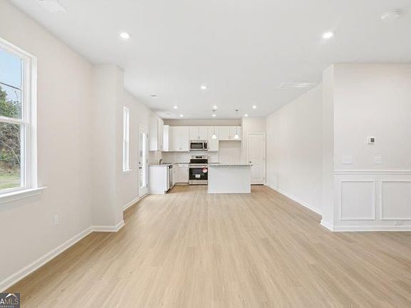 3rd image of 826 Kensington St