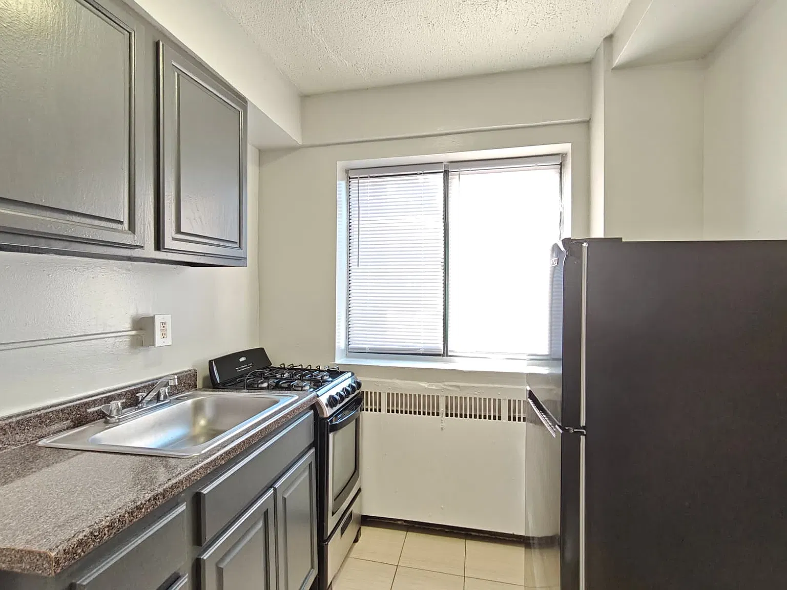 Beautiful Apartment Available Now! — Photo 3