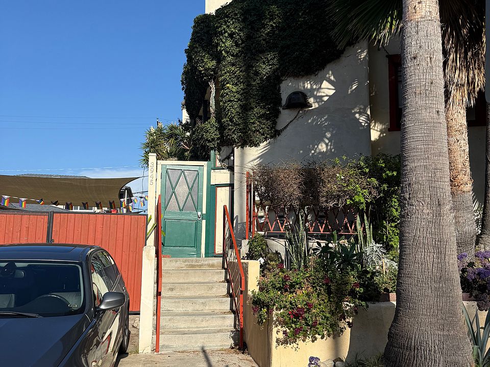 1st image of 3945 8th Ave