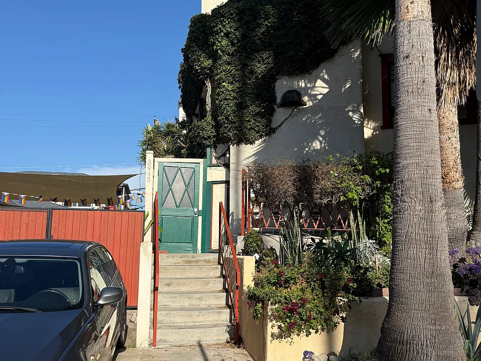3945 8th Ave