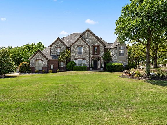 3rd image of 419 E Hickory Ridge Cir