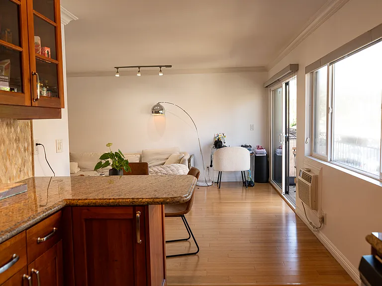 1154 S Barrington Ave #106 — Photo 5