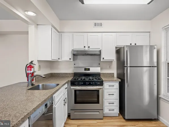 807A Sedgefield Dr, Mount Laurel, NJ 08054
