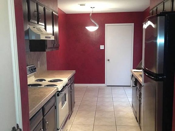 2nd image of 915 Sunmeadow Dr