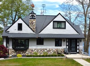 910 Pine Tree Rd W, Lake Orion, MI 48362