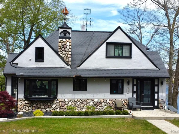 910 Pine Tree Rd W, Lake Orion, MI 48362