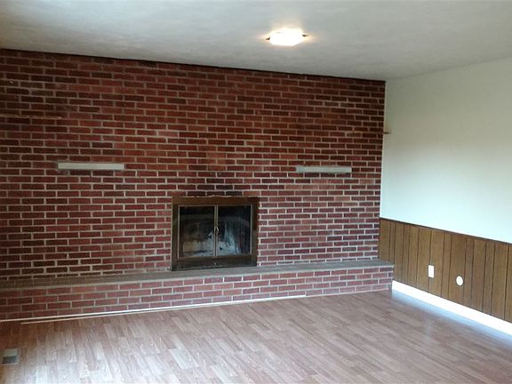 4th image of 1035 N Washington St