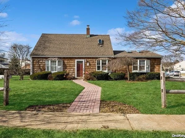 2 Castle Lane, Levittown, NY 11756