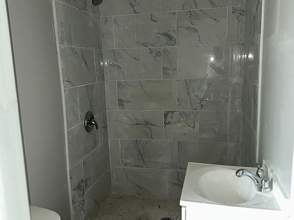 5th image of 325 E Ripley Ave