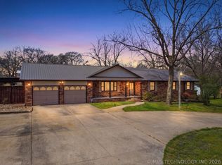 1001 N Hopi St, Chouteau, OK 74337