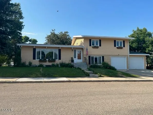 212 E Highland Dr, Williston, ND 58801