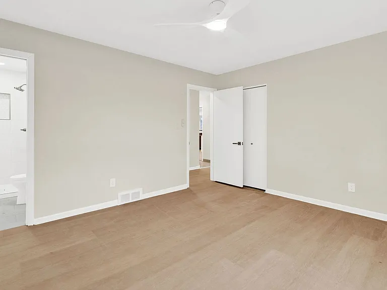 915 James K Blvd — Photo 23