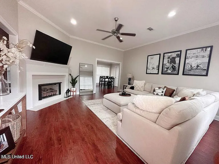257 Gaddy Dr — Photo 2