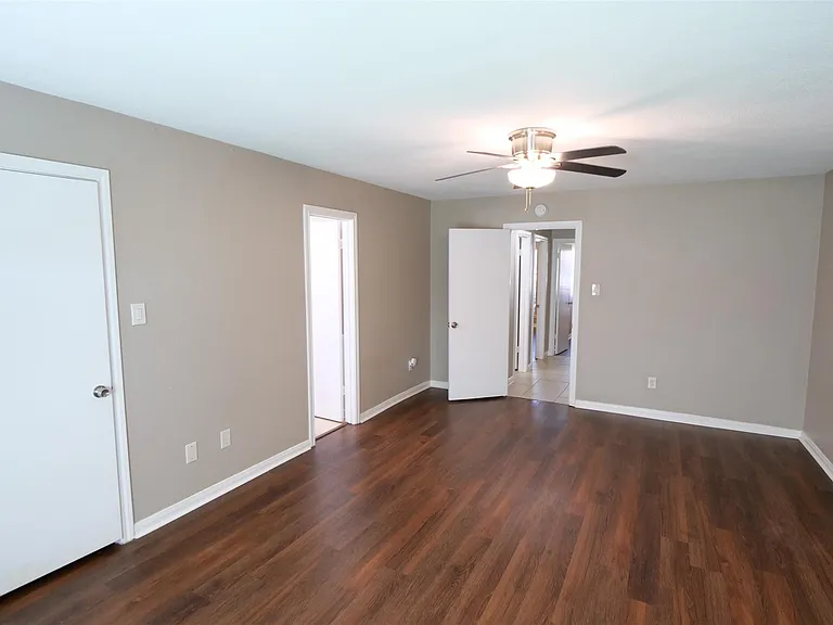 915 Comstock Springs Dr — Photo 11