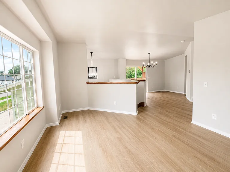 8381 W Oregon St — Photo 4