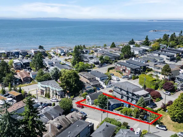 931 Finlay St, White Rock, BC V4B 4K5