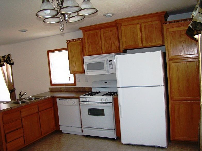 Kitchen + dining up to 8 people!