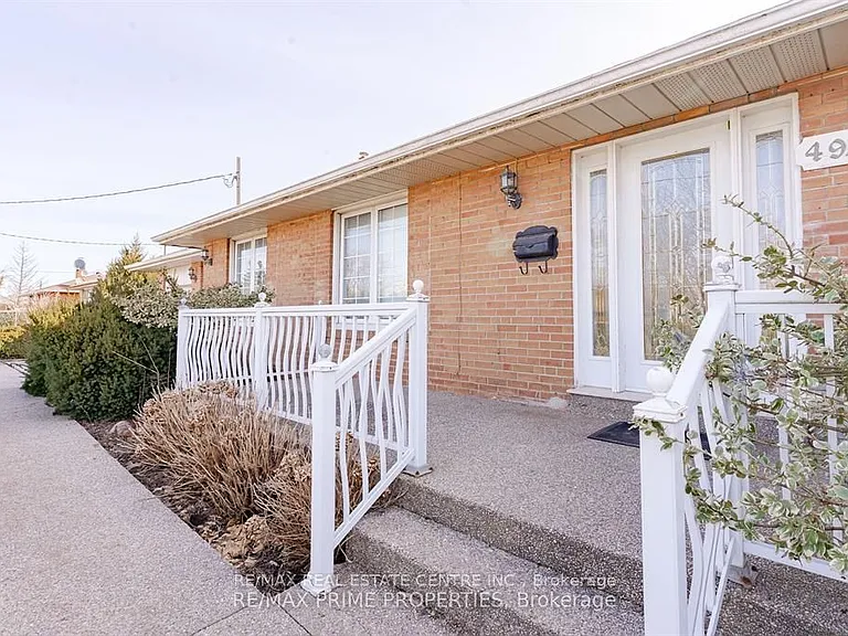 492 Pinegrove Rd — Photo 2