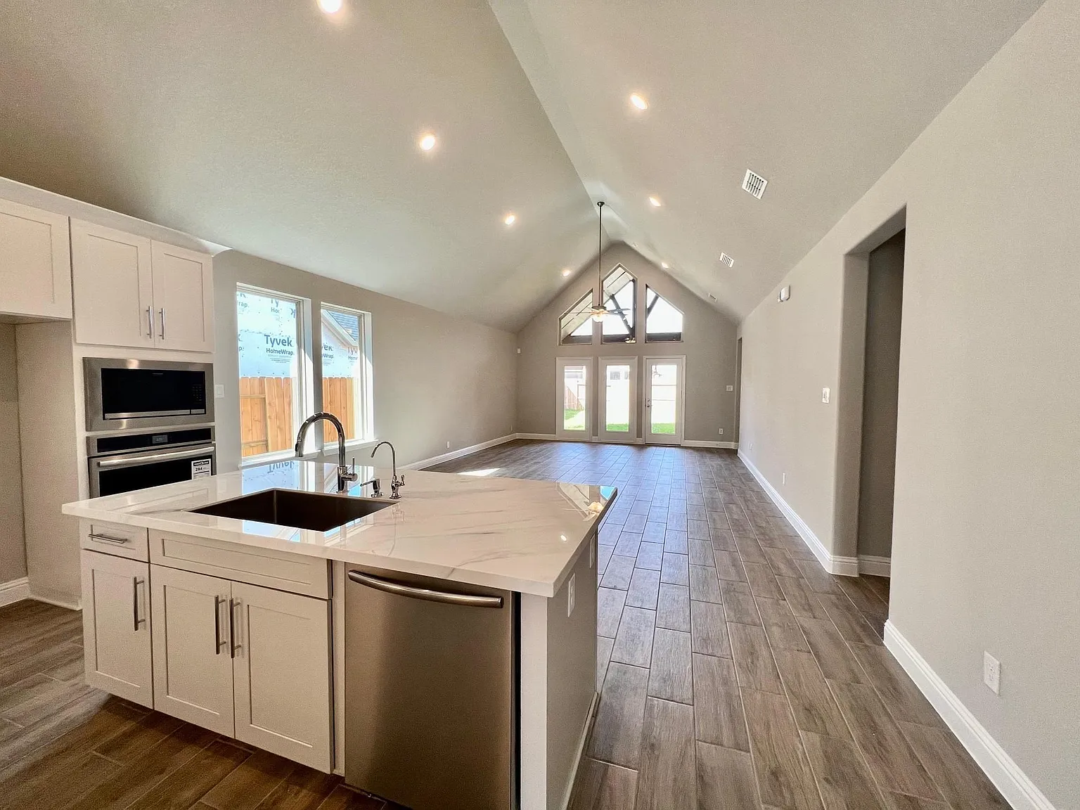 4 bed, 3.0 bath, 2299 sqft, $3,300 — Photo 2