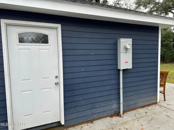 909 Palestine Rd, Picayune, MS 39466