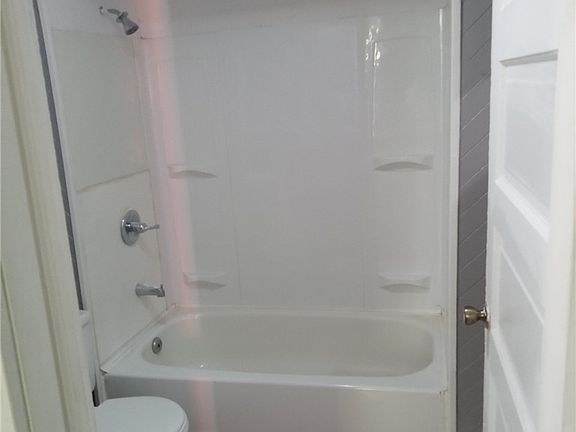 4th image of 1043 E 68th St