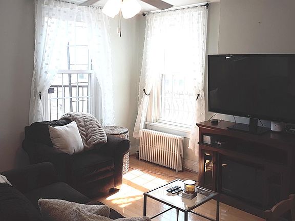 Bright & Sunny Living Room w Ceiling Fan