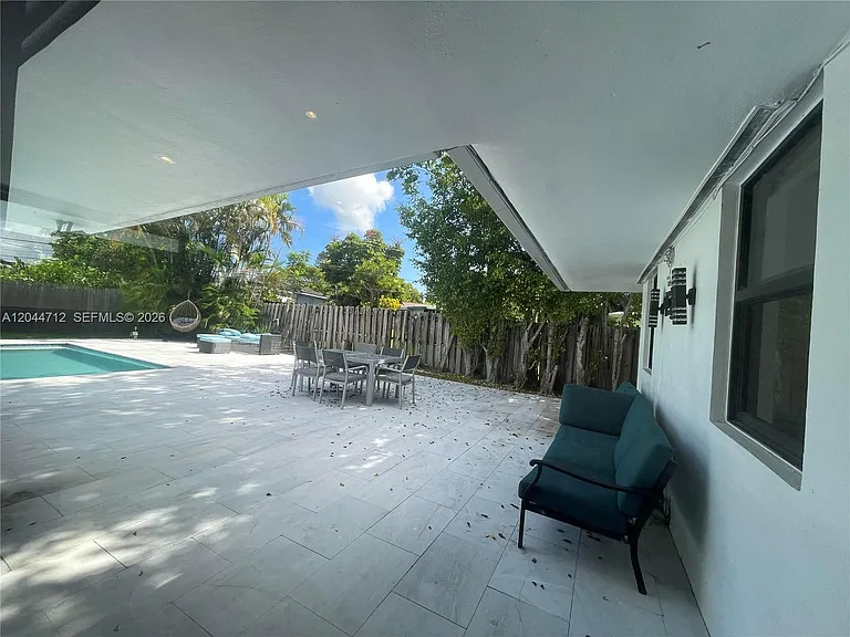 2115 Alamanda Dr — Photo 5