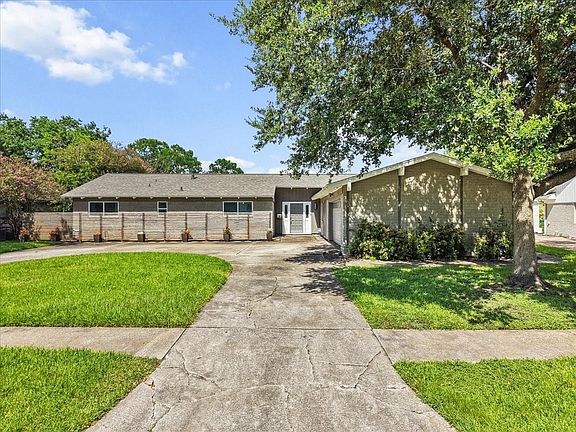 3rd image of 15319 Diana Ln