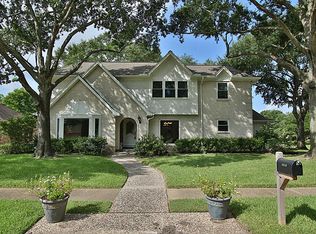 11831 Chase Lake Dr, Houston, TX 77077