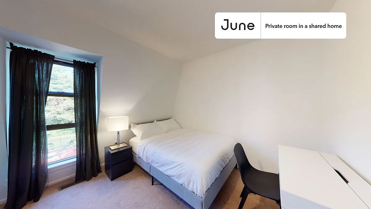 Full bedroom in 5 bed/3 bath home in Logan Circle #417 3C — Photo 2