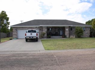 519 S Jayhawk Ave, Hugoton, KS 67951