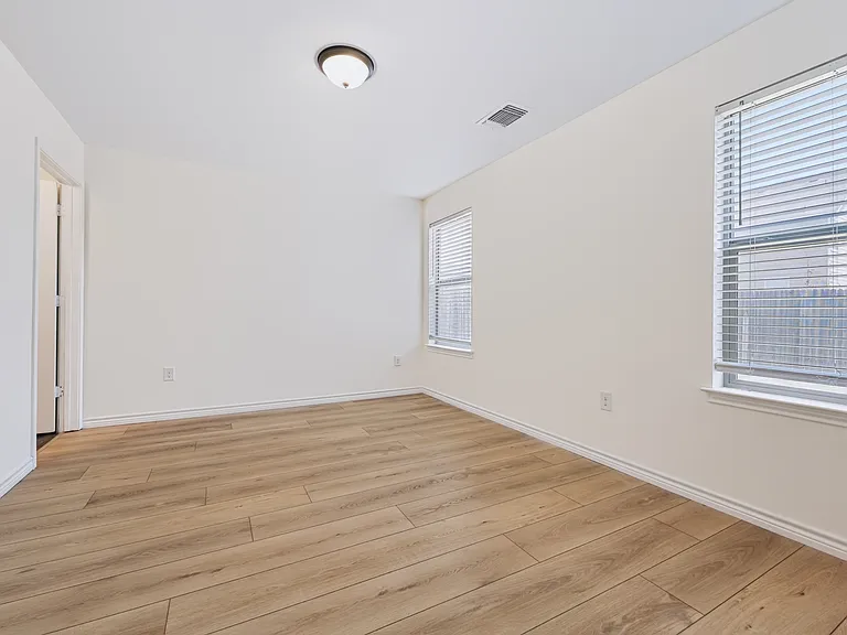 1030 Gruma — Photo 32