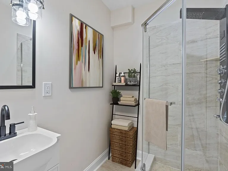 919 Stiles St — Photo 16