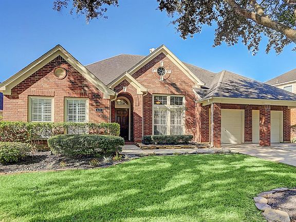 Welcome Home to River's Edge! Fabulous Community with Party Barn, Community Pool, Trails Baseball field and Playground.