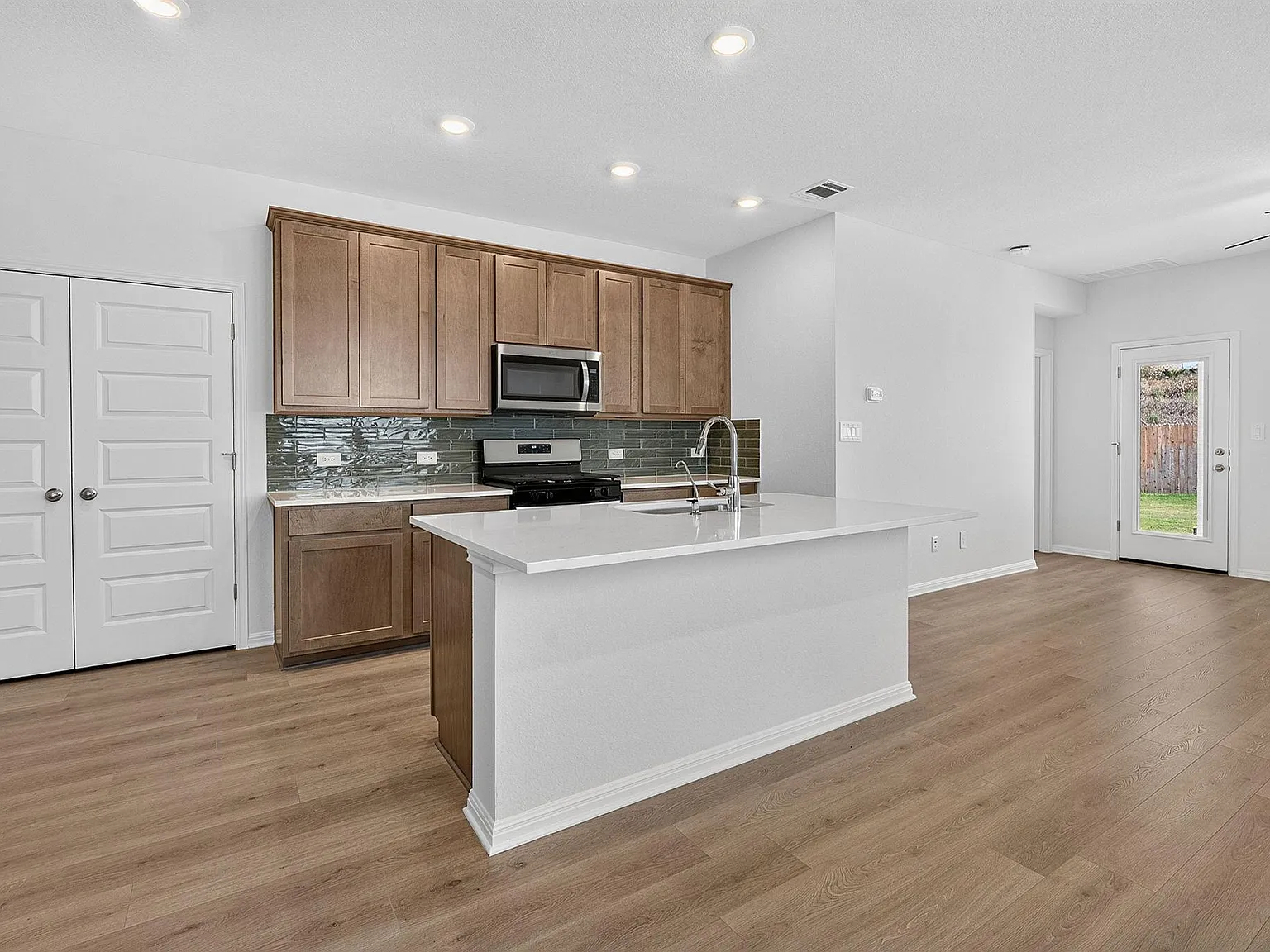 4 bed, 2.5 bath, 1981 sqft, $2,350 — Photo 4