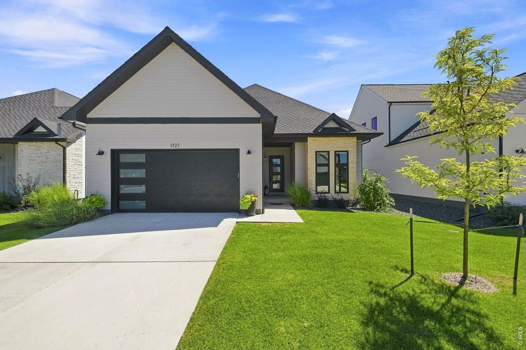 1727 Barefoot Dr