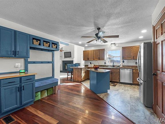 3rd image of 420 Cherokee Dr