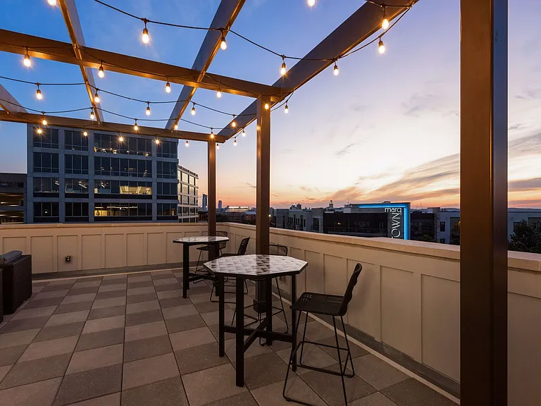 Troubadour Apartments — Photo 91